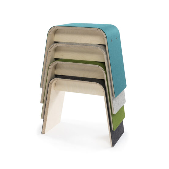 vier gestapelte hocker von stadig aus hellem holz und filzbespannung in vier verschiedenen farben