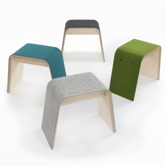 vier hocker von stadig aus hellem holz und filzbespannung in vier verschiedenen farben
