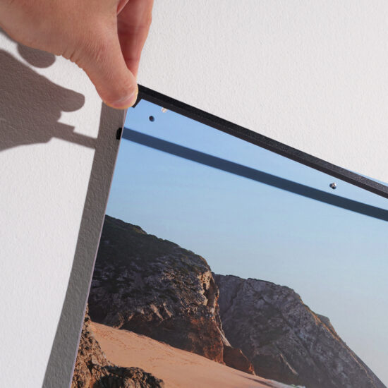 nahaufnahme des fineline wandkalenders, bei der man sieht, wie die kalenderblätter angebracht sind