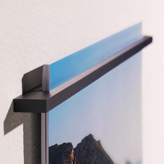 nahaufnahme des fineline wandkalenders, bei der man sieht, wie die kalenderblätter angebracht sind