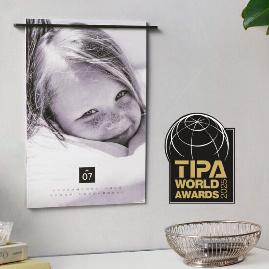 fineline wandkalender an einer wand, daneben derTipa World Award