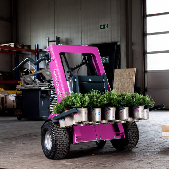 die minijack transport- und rückehilfe für baumschulen und gärtnereien in pink lackiert in einer lagerhalle