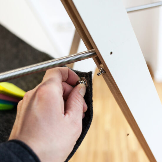 in nahaufnahme zeigt eine hand, wie ein whiteboard von moveable.space montiert wird