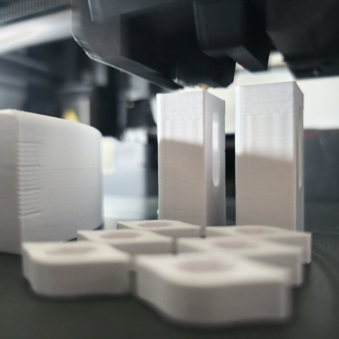 nahaufnahme von 3d-gedruckten objekten in der werkstatt ole marten