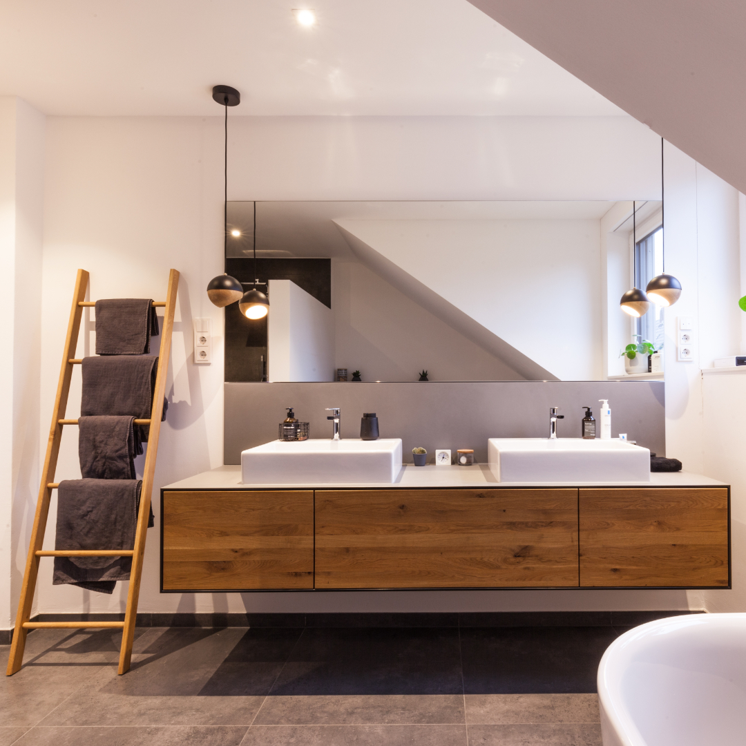 modernes badezimmer mit doppelwaschtisch unikat mit holzfronten, aufsatzwaschbecken und spiegelwand