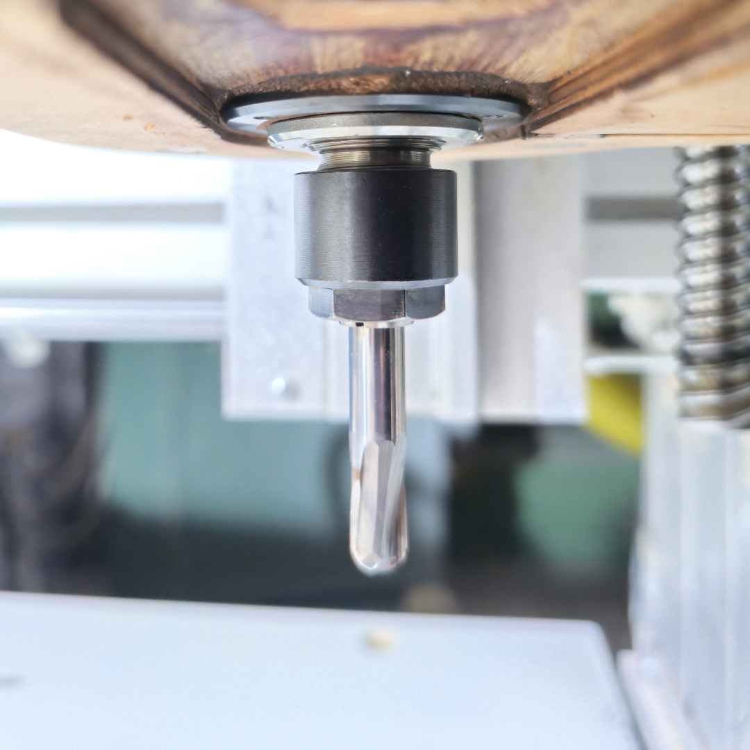 ein detail einer cnc fräse in der werkstatt ole marten