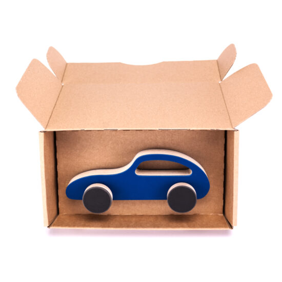 eine geöffnete kartonverpackung in dem ein spielzeugauto flitzer von stadig.brumm in blau zu sehen ist