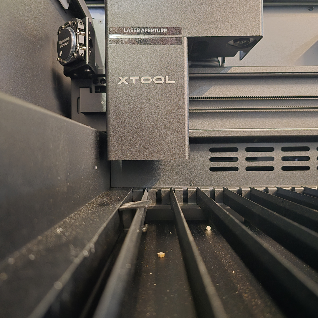 ein detail eines lasergeräts in der werkstatt ole marten