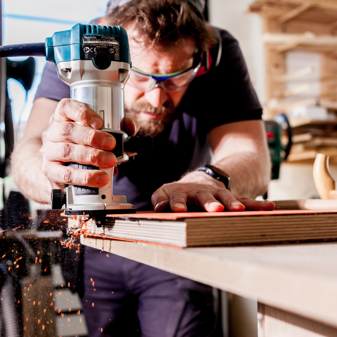 ole marten mit schutzbrille beim prototypen in seiner werkstatt