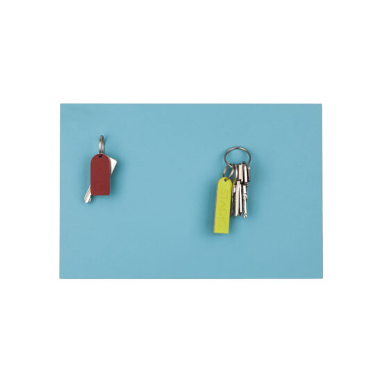 an einem magnetischen türkisen schlüsselboard hängen zwei schlüsselbunde