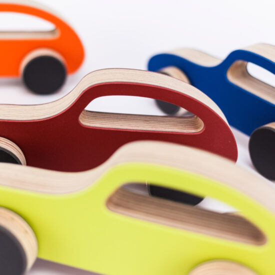 ein bildauschnitt von vier spielzeugautos flitzer von stadig.brumm in vier verschiedenen farben