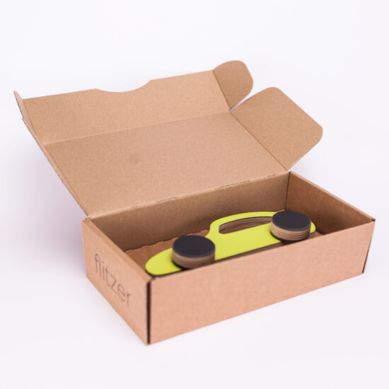 eine geöffnete kartonverpackung in dem ein spielzeugauto flitzer von stadig.brumm liegt