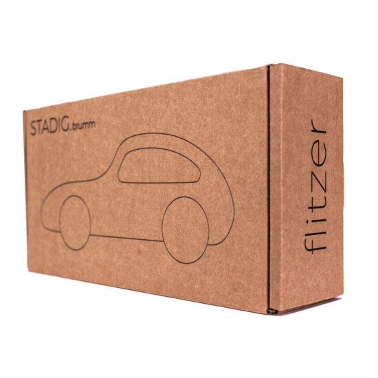 eine kartonverpackung des spielzeugautos flitzer mit aufdruck einer autosilhoutte und dem logo stadig.brumm
